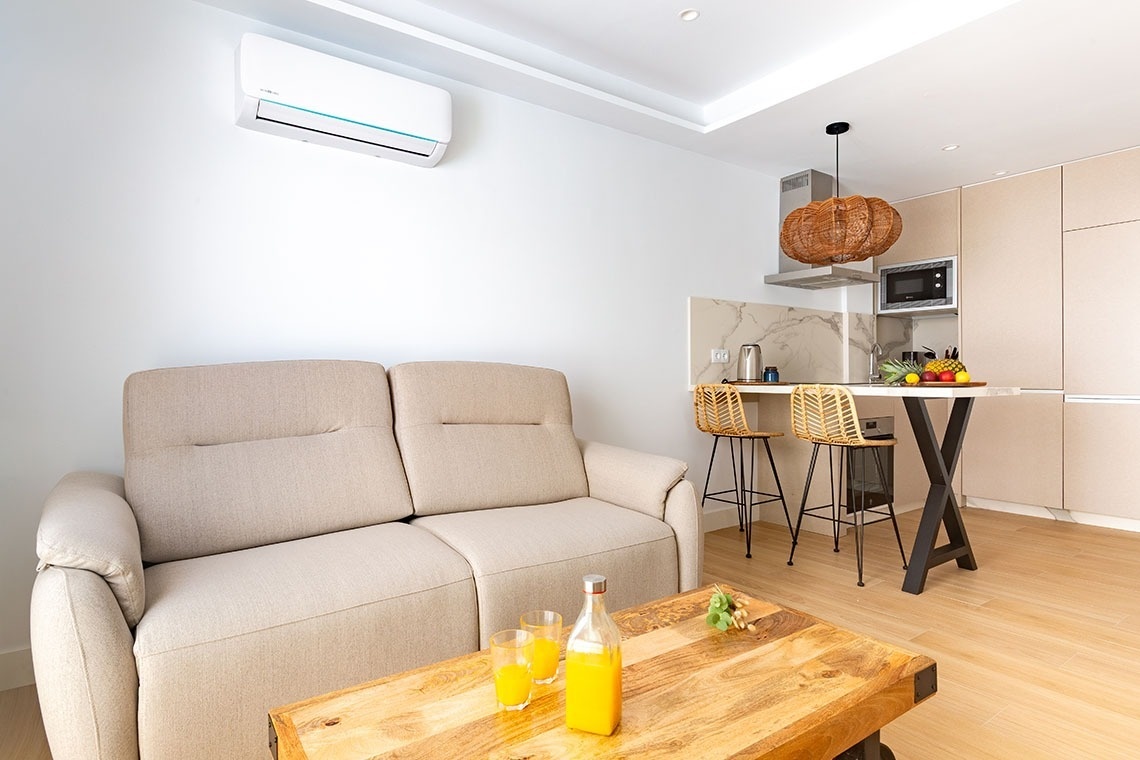 una sala de estar con un sofá y una mesa de madera