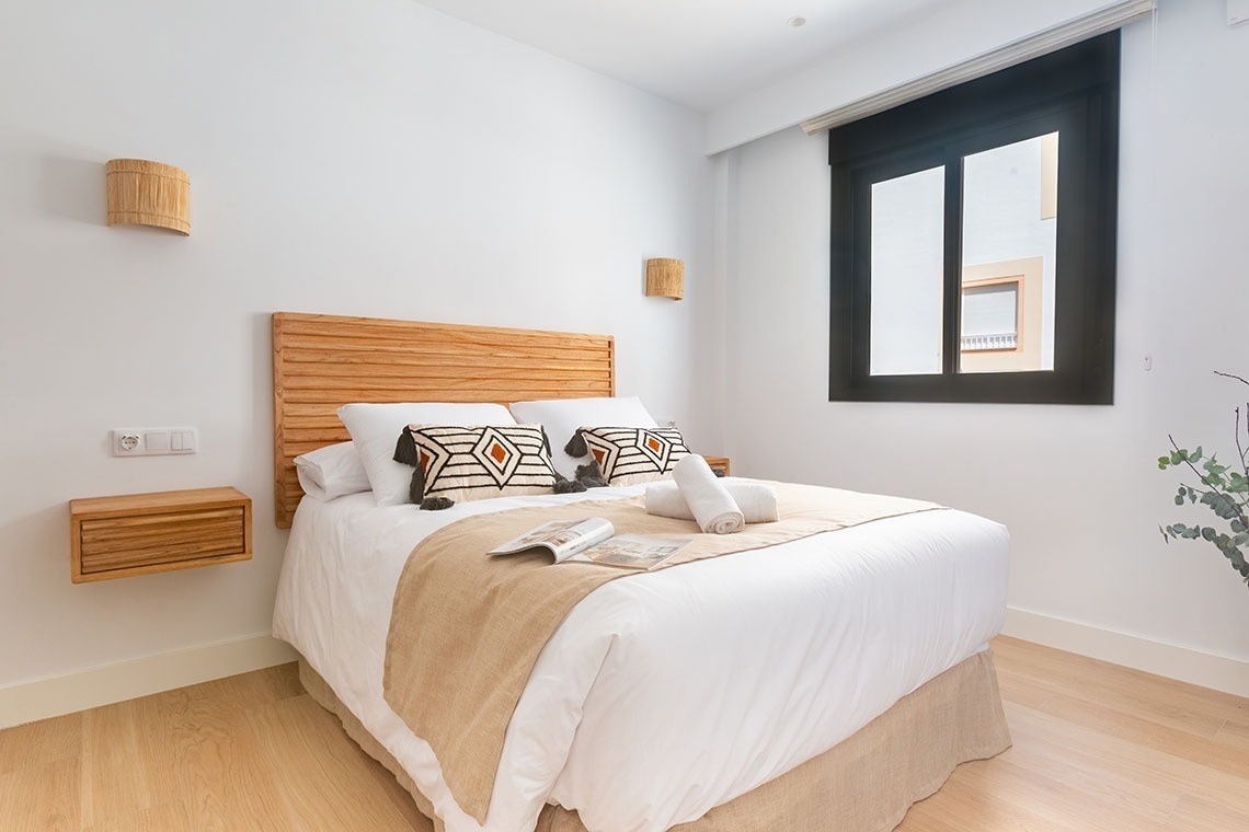 un dormitorio con dos camas y un armario