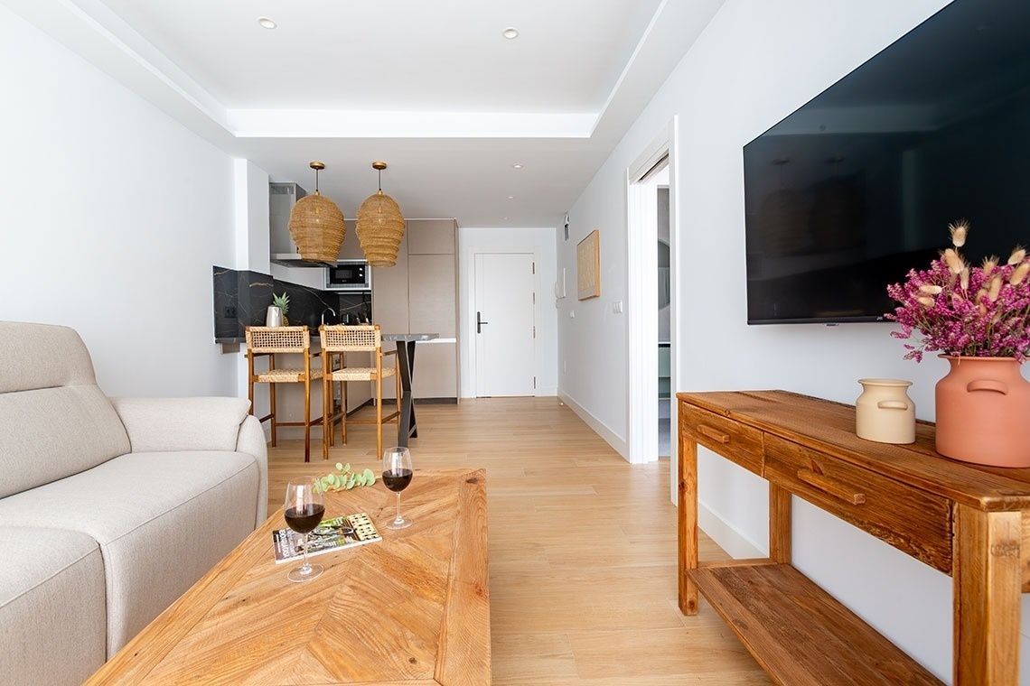 una sala de estar con un sofá y una mesa de madera