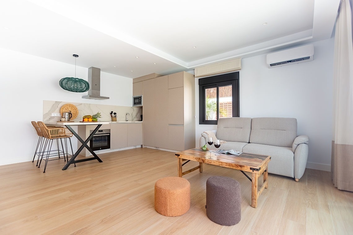 una sala de estar con un sofá y una mesa de madera