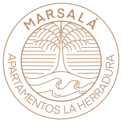 un logotipo para marsala apartamentos turísticos con un árbol en el centro