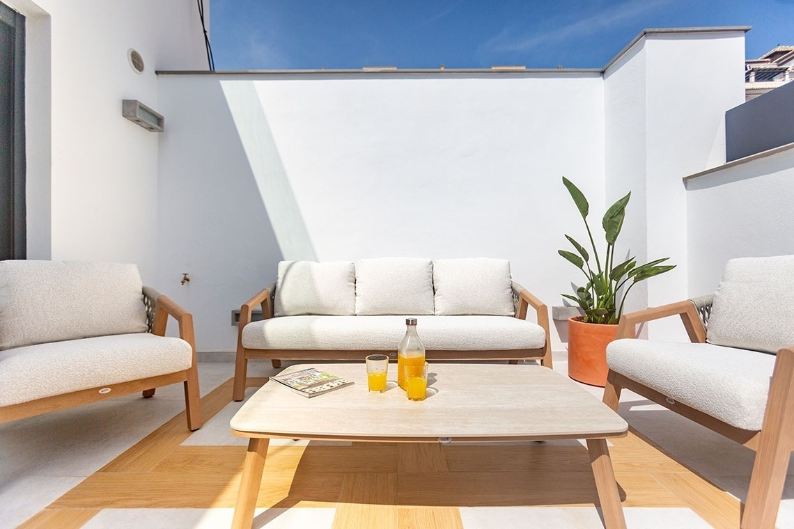 una mesa con una botella de jugo y una revista sobre ella