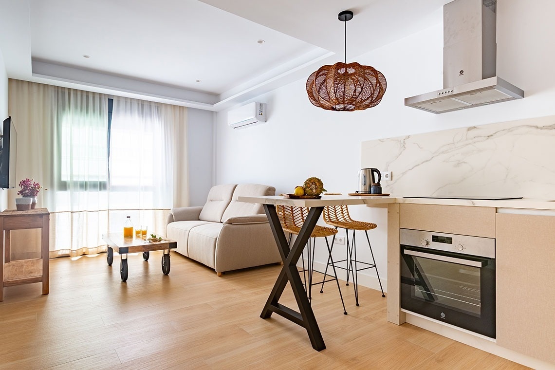 una cocina y una sala de estar con un sofá y una mesa