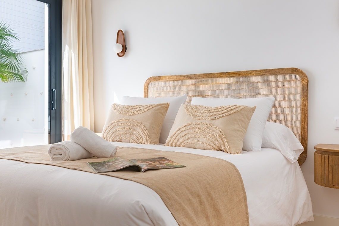 una cama con una revista encima de ella