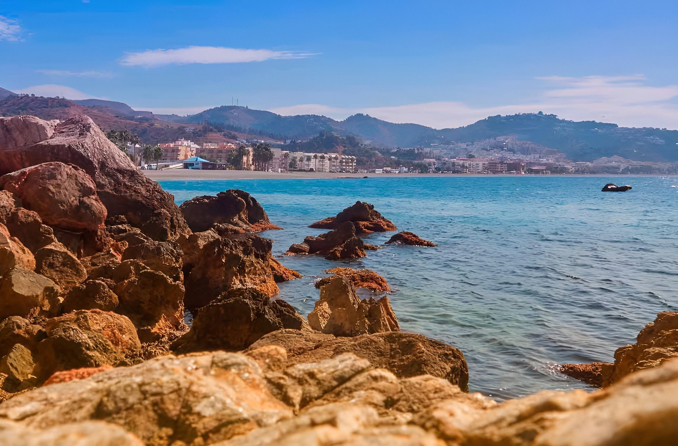 un edificio amarillo está visible desde el agua