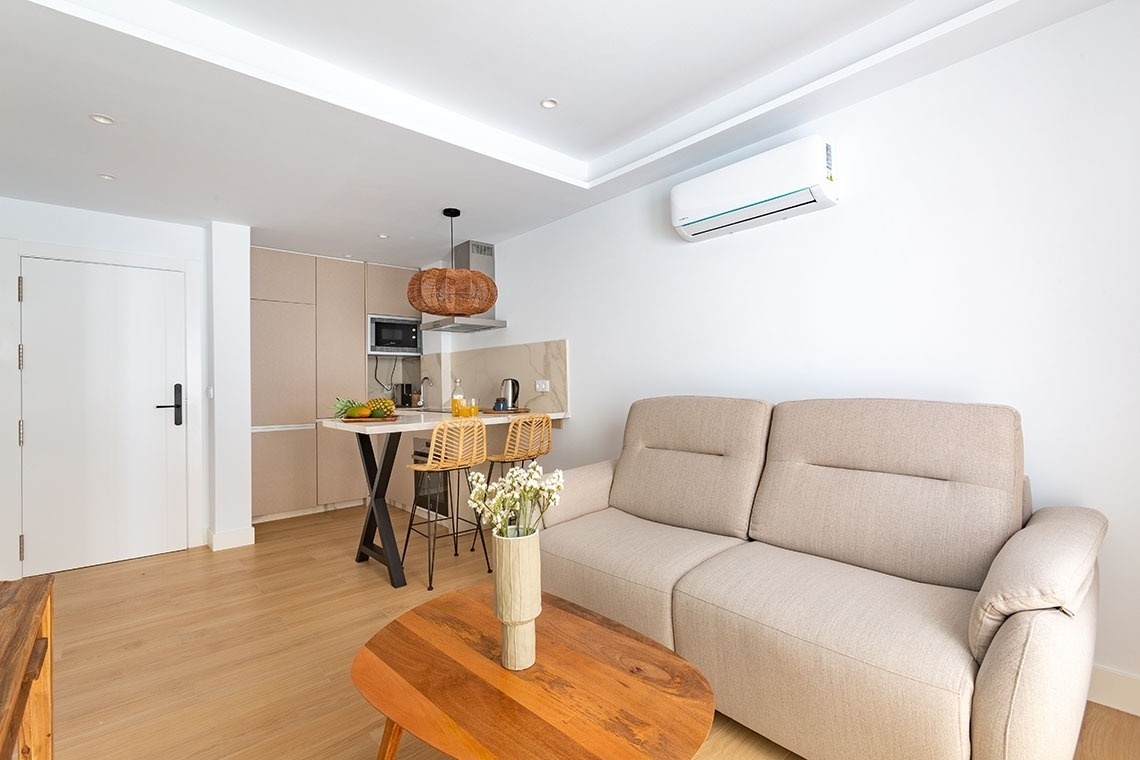 una sala de estar con un sofá y una mesa de madera