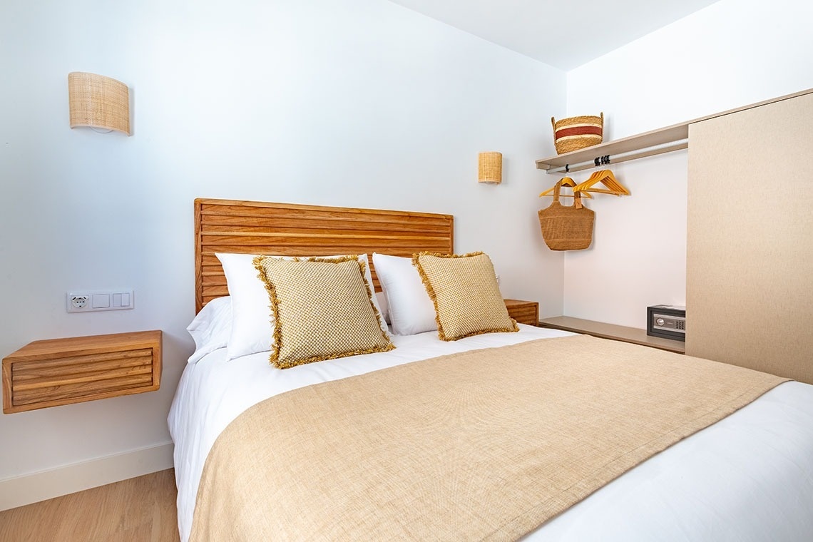 un dormitorio con una cama y dos mesitas de noche