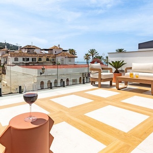 una mesa con un vaso de vino sobre ella