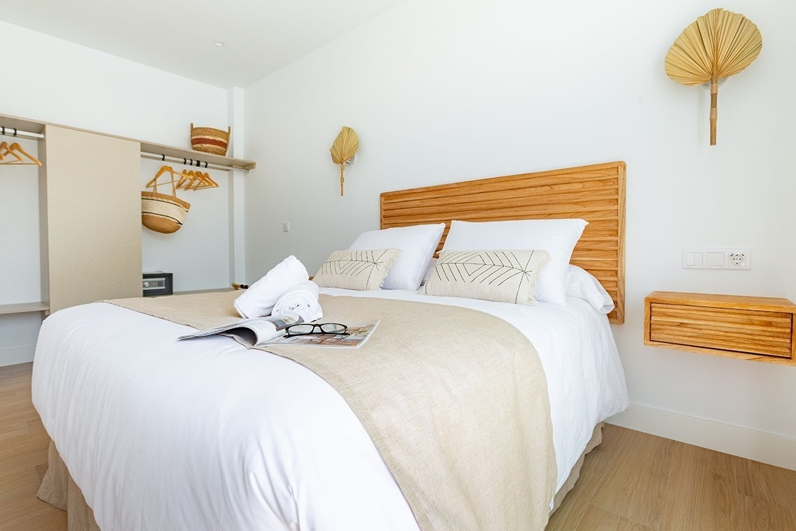 una cama con una revista encima de ella