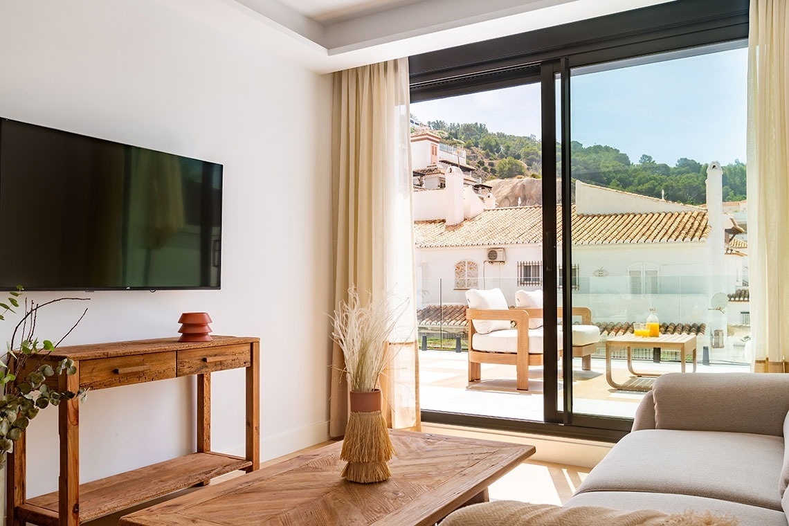 una sala de estar con un televisor y una mesa de madera