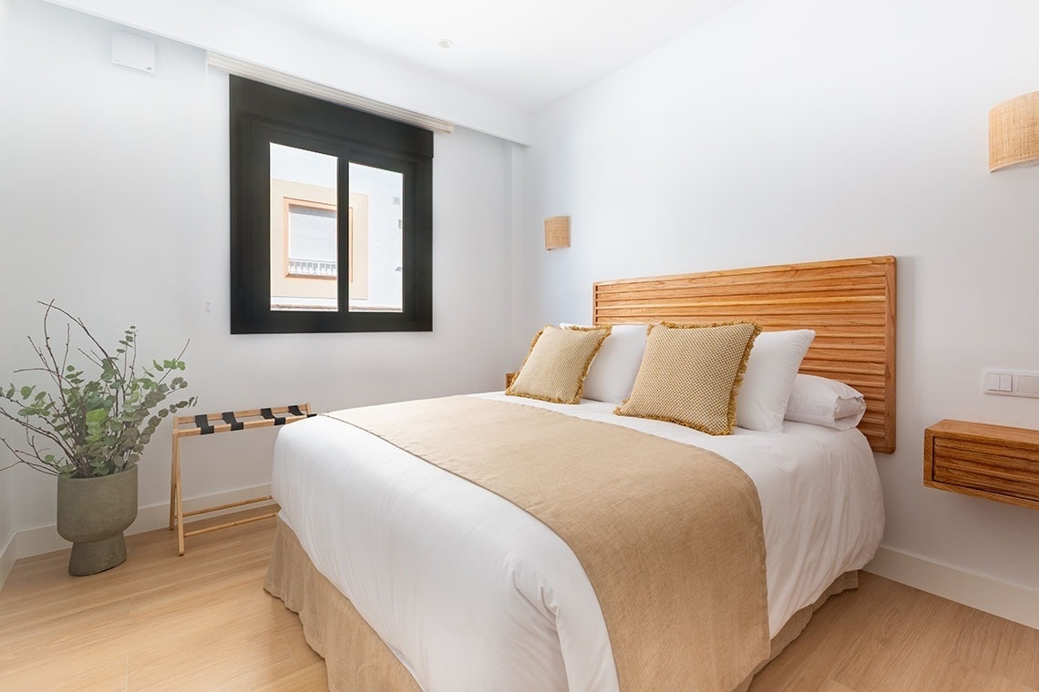 un dormitorio con una cama y una ventana