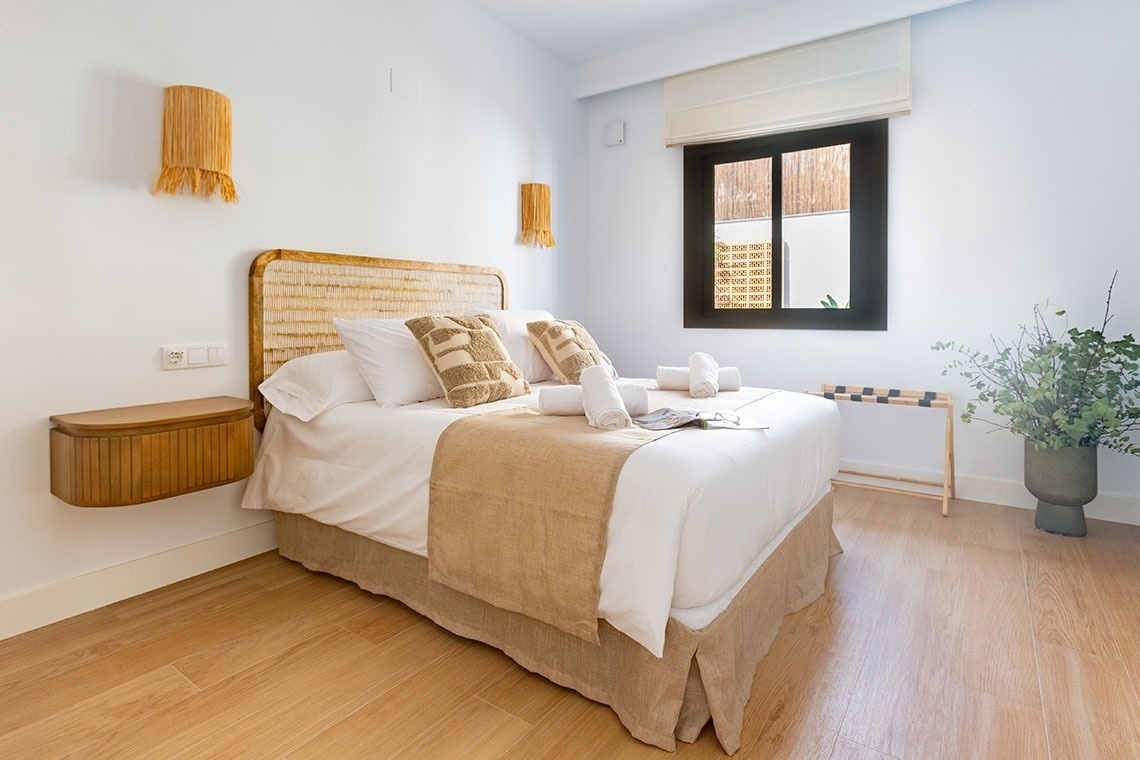 un dormitorio con una cama y una ventana