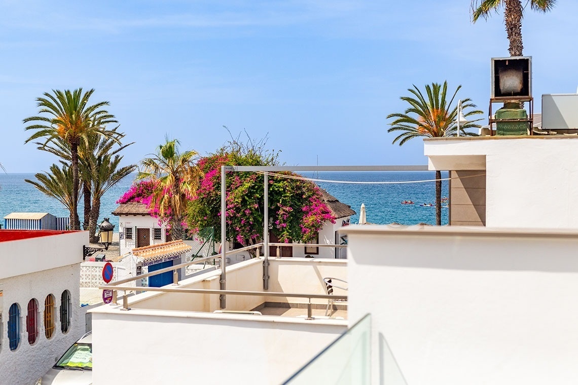 una vista del océano desde el techo de un edificio