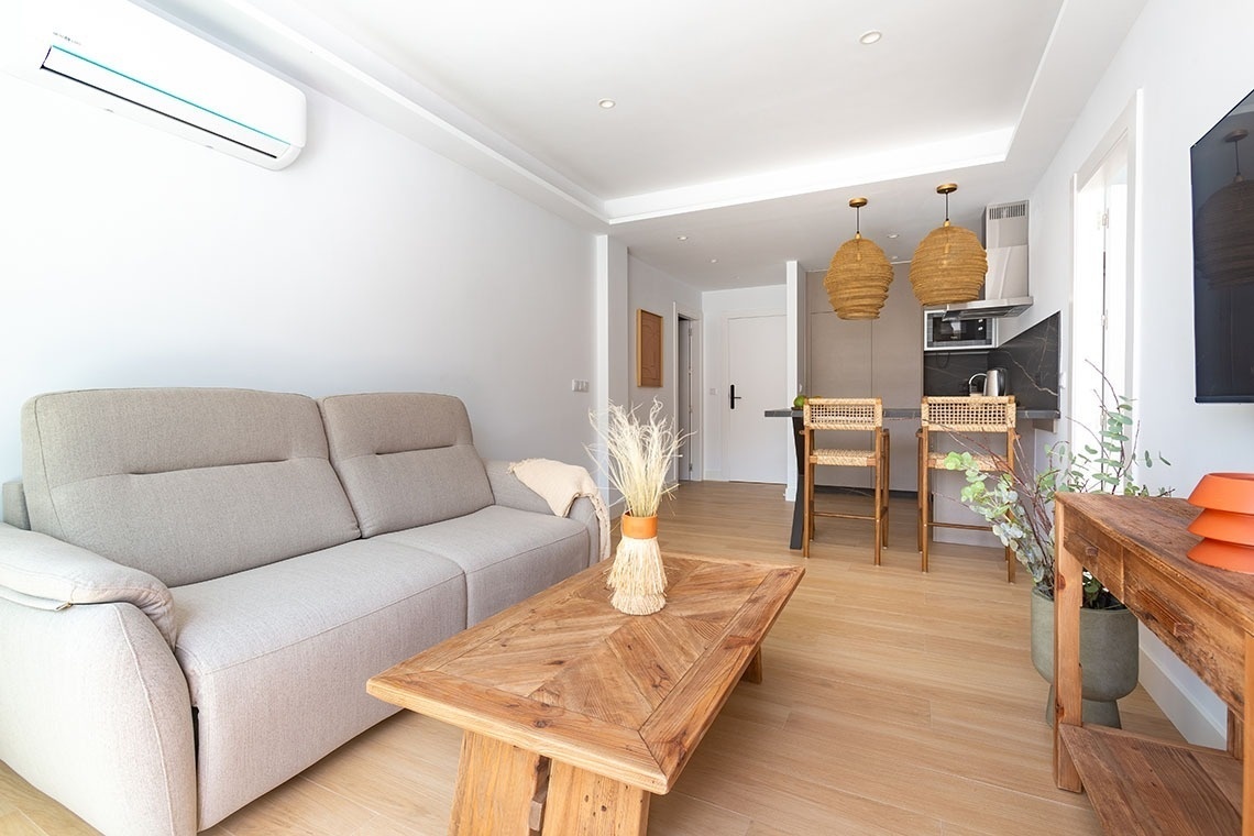 una sala de estar con un sofá y una mesa de madera