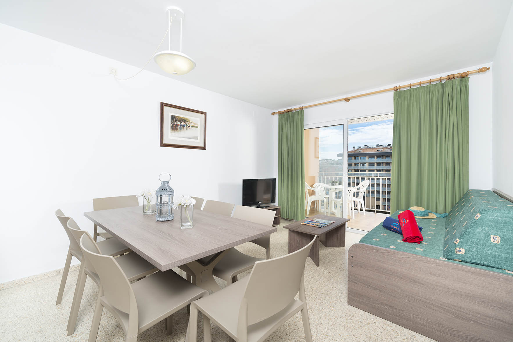 Sala de estar y comedor de hotel con vista al balcón, ideal para Marsol: Condado.