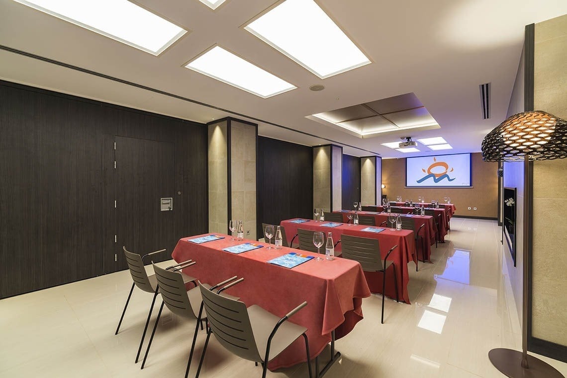 Sala de conferencias del Hotel Marsol en Lloret de Mar, equipada para eventos.