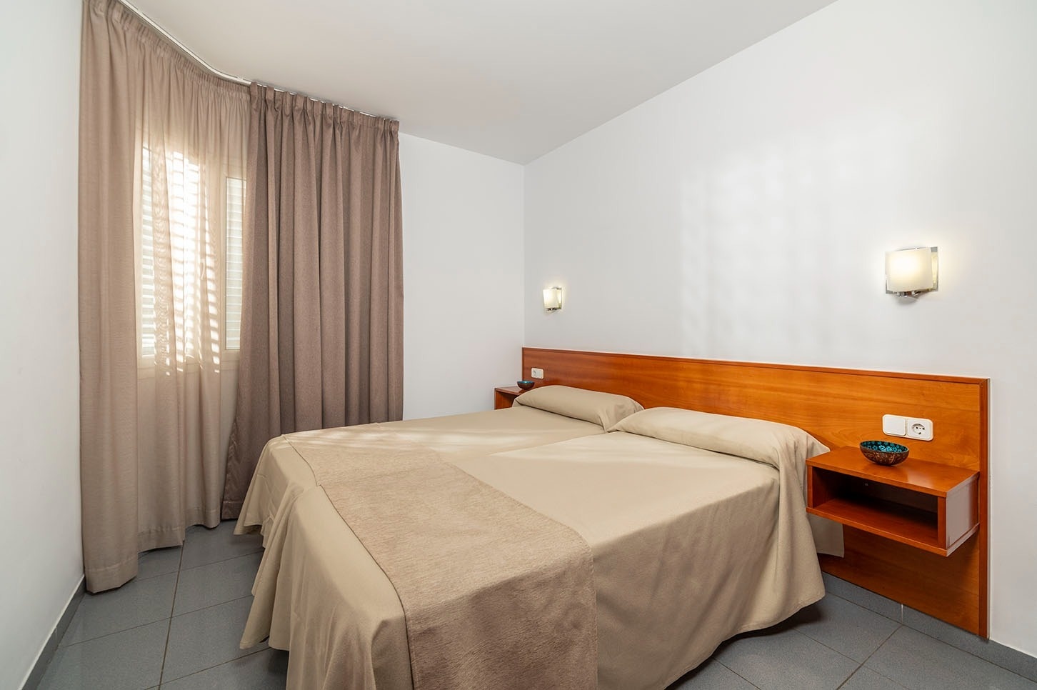 una habitació d' hotel amb una cama i una ventana