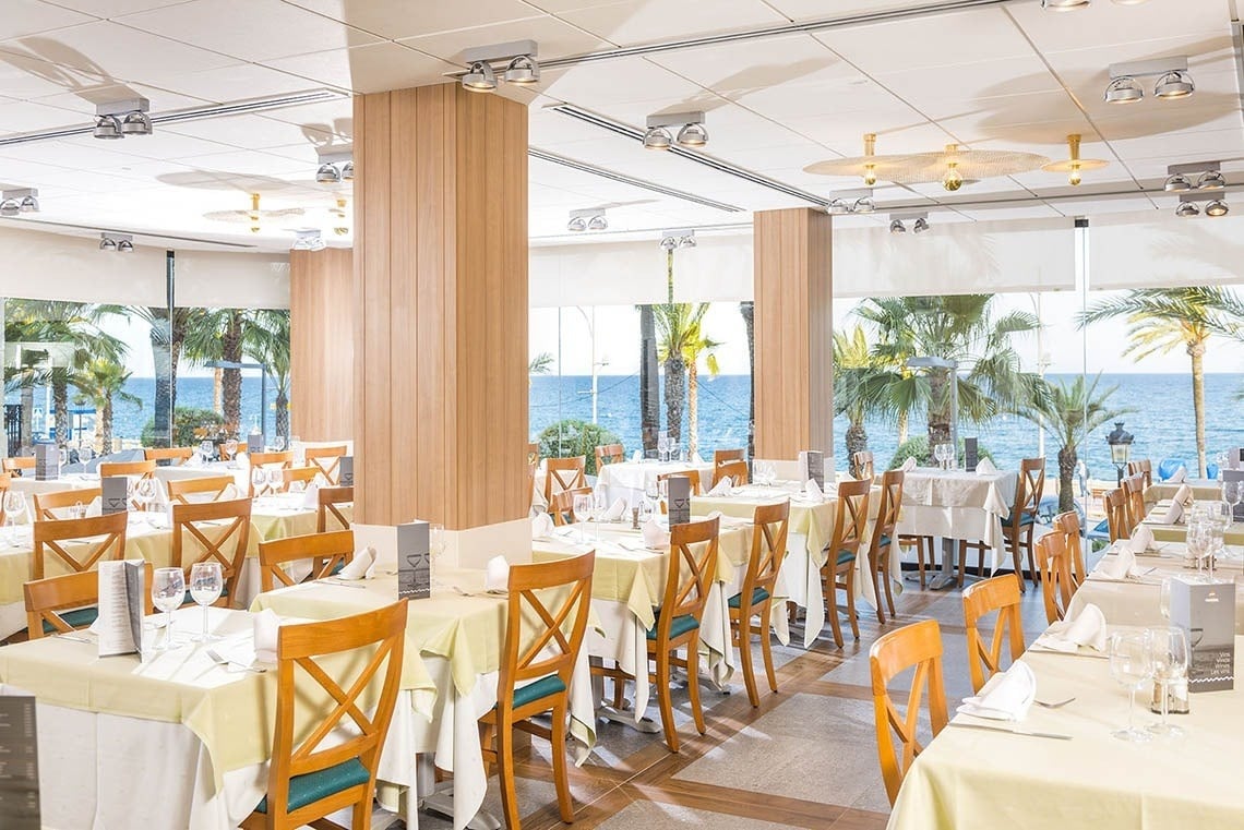 Restaurante con vistas al mar en Hotel Marsol, Lloret de Mar. Disfrute de una cena elegante.