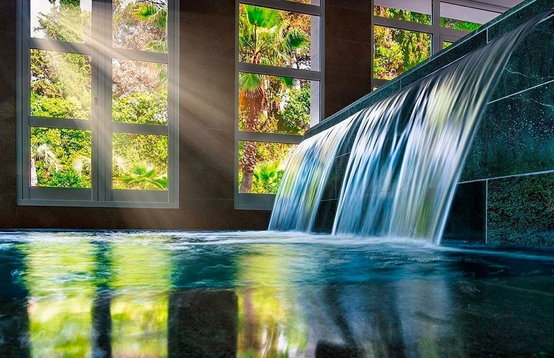 Cascada interior i piscina a Costa Encantada Suites & Resort, Lloret de Mar.