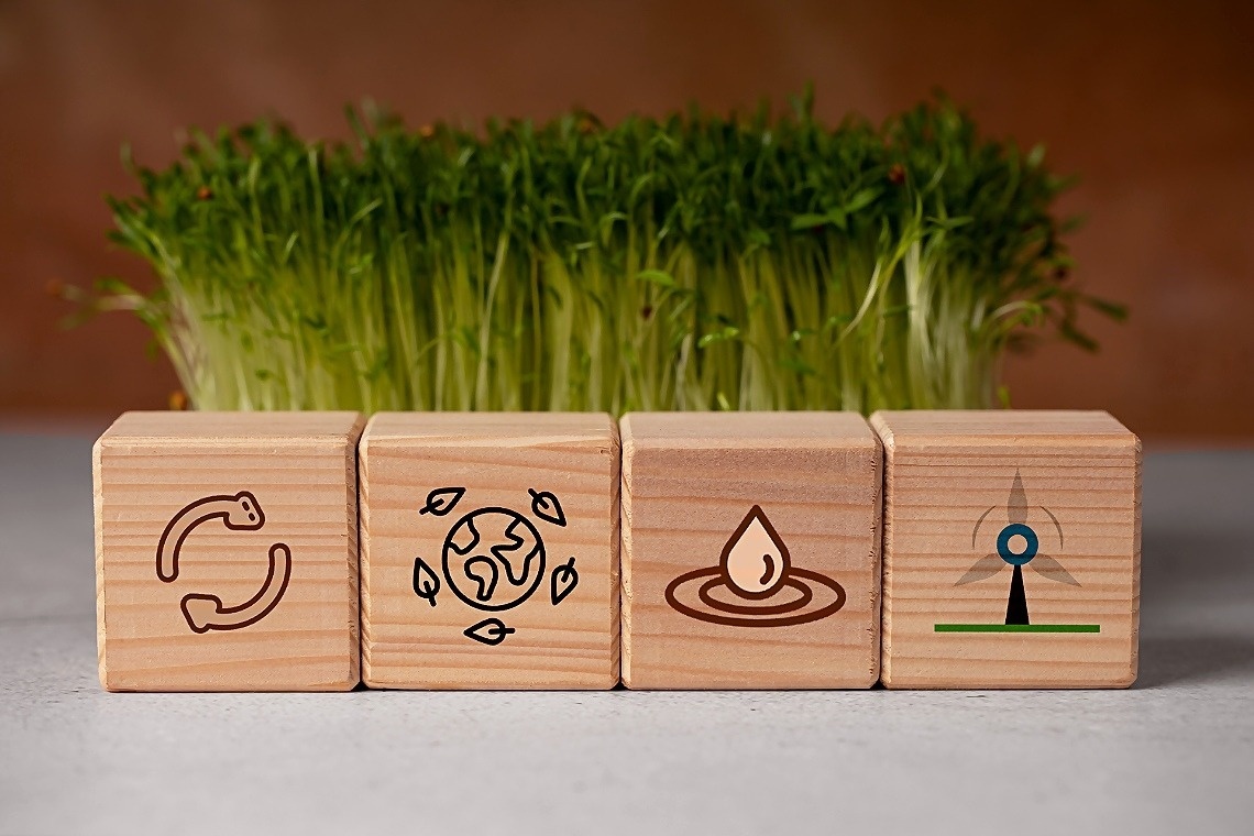 Es una moderna y elegante sala de espera o lounge con asientos contemporáneos en tonos neutros, suelos de baldosas brillantes y una iluminación cálida.