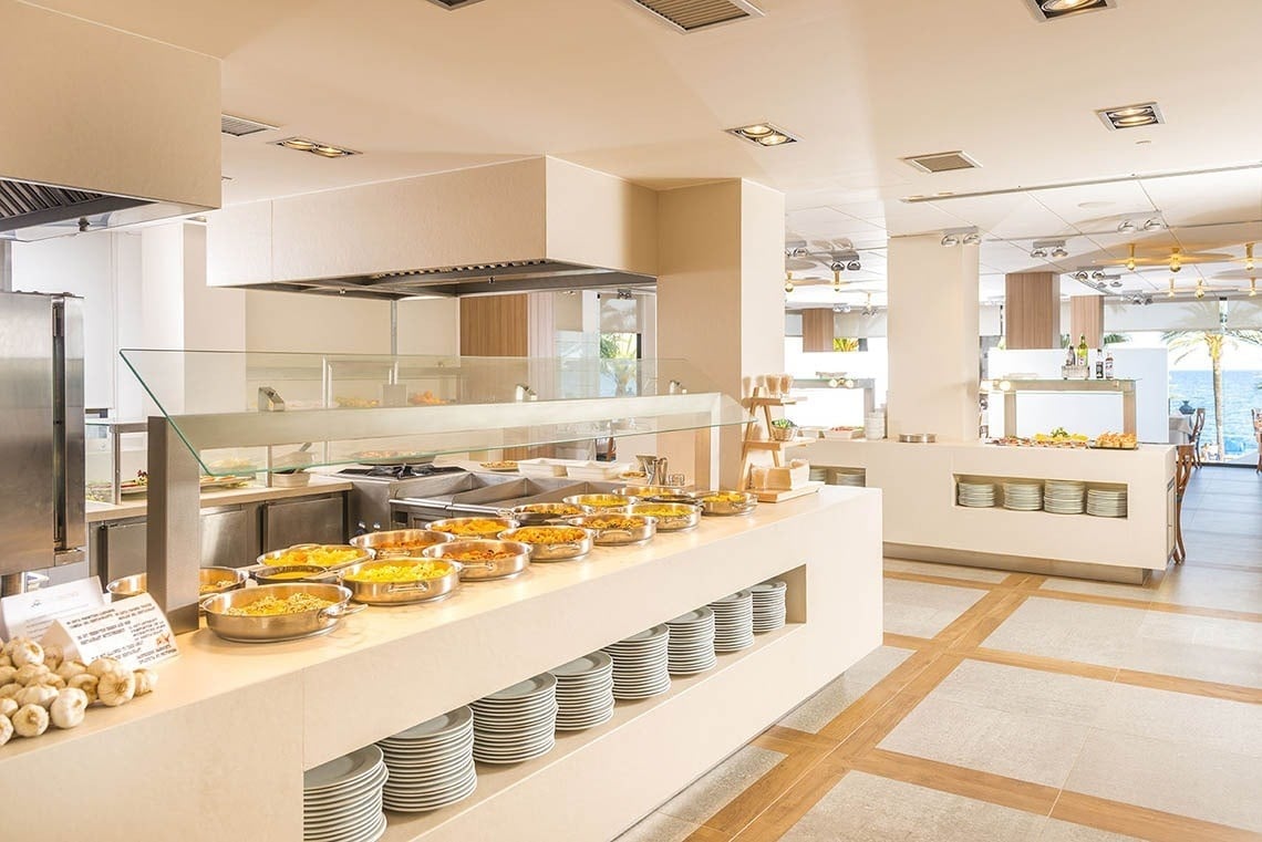 Buffet de Hotel Marsol con variedad de platos y vistas al mar.