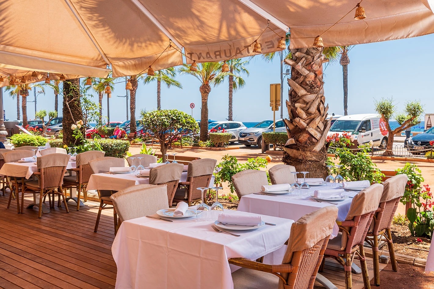 un restaurant avec des tables et des chaises à l' extérieur