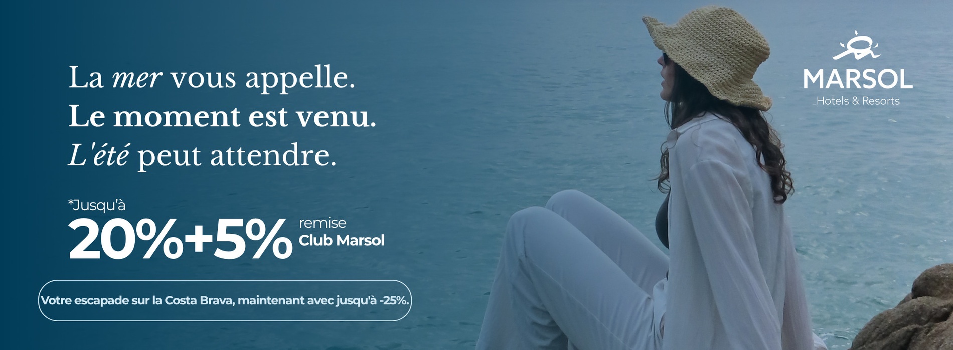 Une femme en chapeau et tenue blanche contemple la mer tandis qu'une publicité pour Marsol Hotels & Resorts propose jusqu'à 25% de réduction sur des séjours sur la Costa Brava, incitant à partir immédiatement.