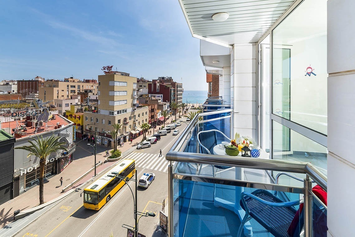 Vistes des del balcó dels Apartaments Blau a Lloret de Mar: ciutat, mar i bus.