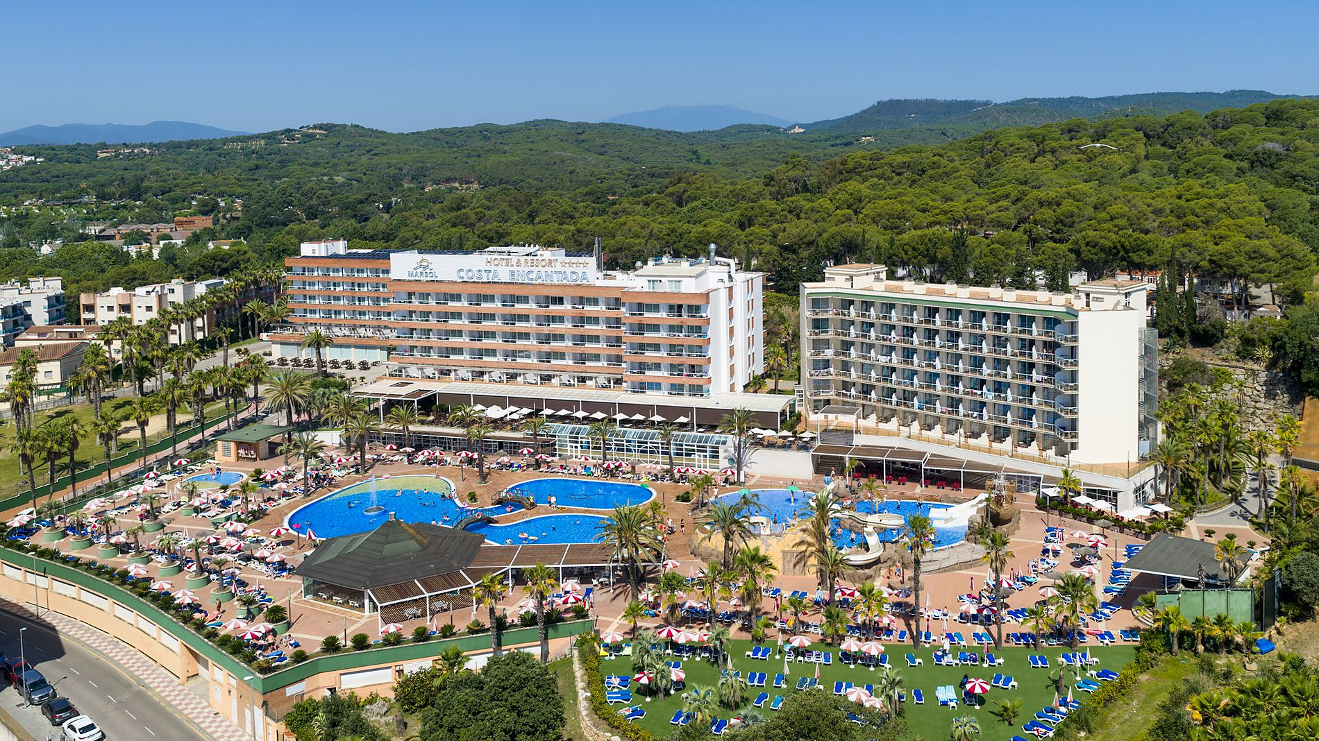 Luftaufnahme eines großen Hotelkomplexes mit Pools