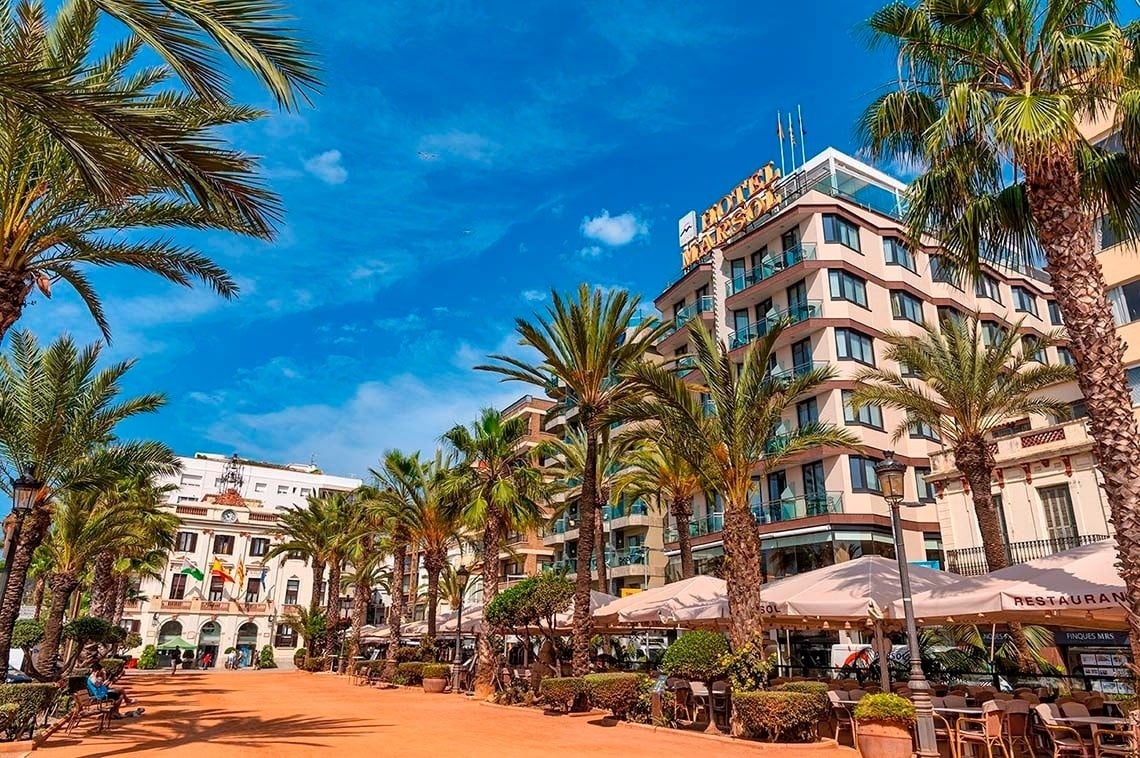 Hotel Marsol en Lloret de Mar: fachada soleada con palmeras y mar.