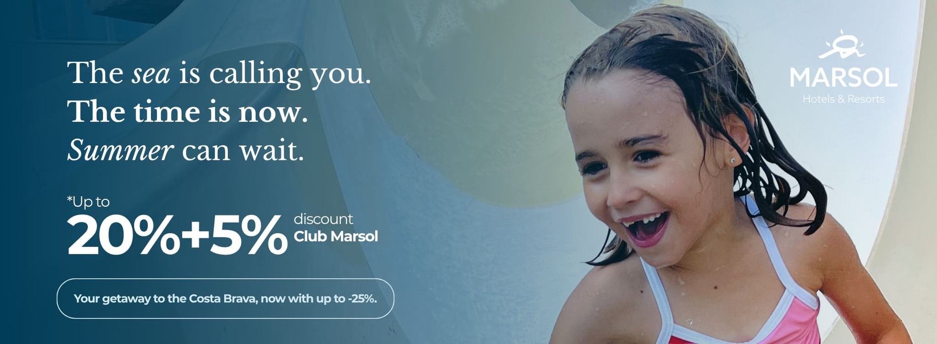 На рекламном баннере Marsol Hotels & Resorts изображена счастливая девочка в аквапарке, рекламирующая отдых на побережье Коста-Брава со скидкой до 25%.