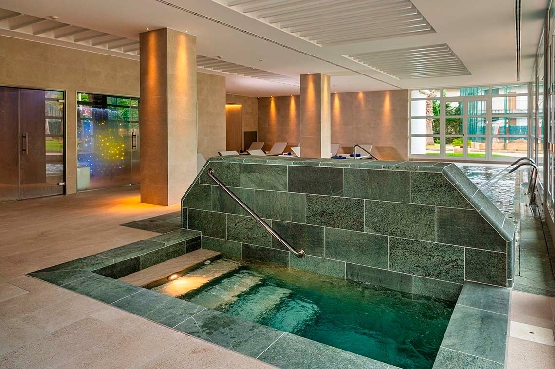 Piscina interior de marbre verd a Costa Encantada Suites & Resort, Lloret de Mar.