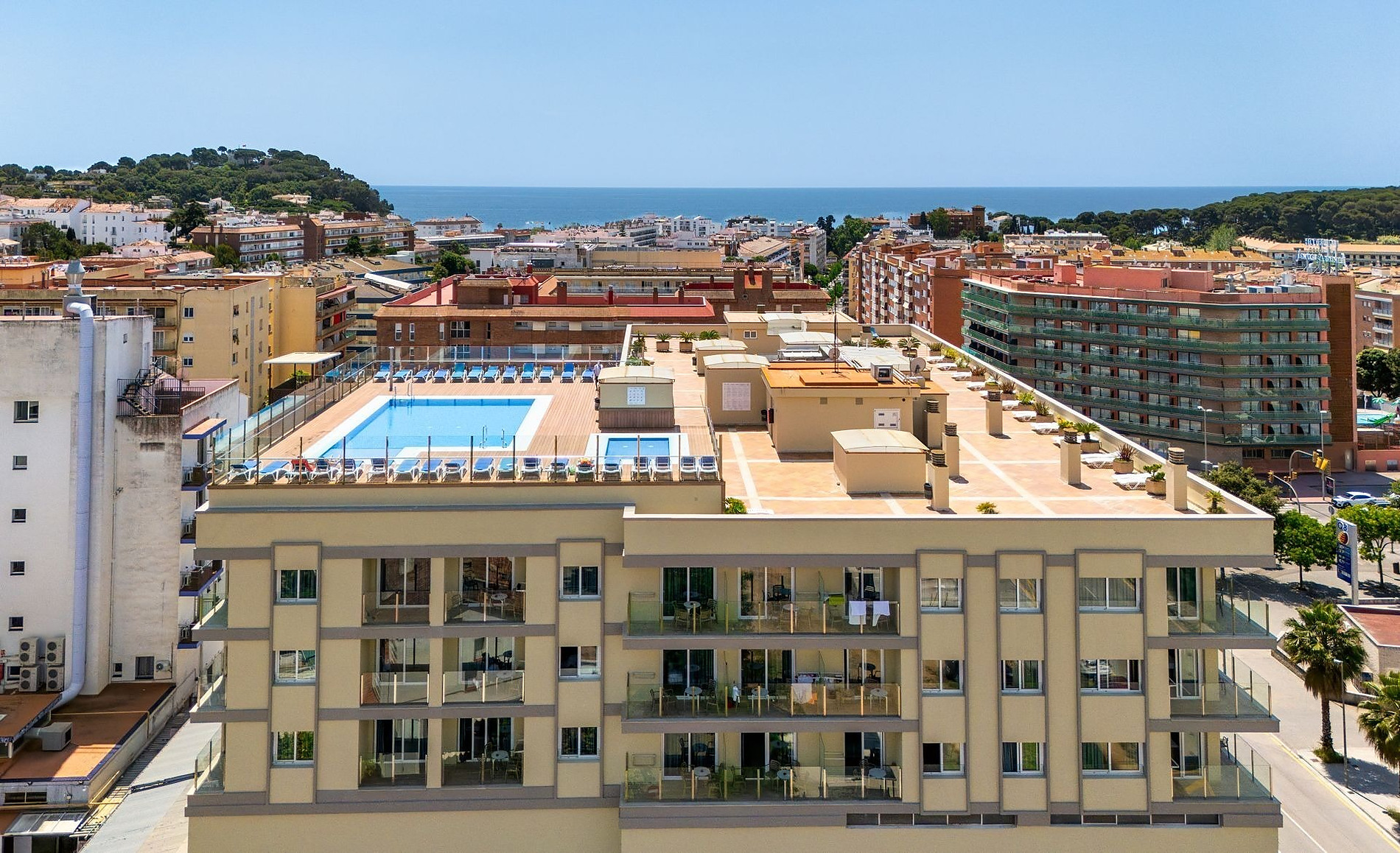 Apartaments Comtat a Lloret de Mar | Marsol Hotels & Resorts, amb piscina al terrat i vistes al mar.