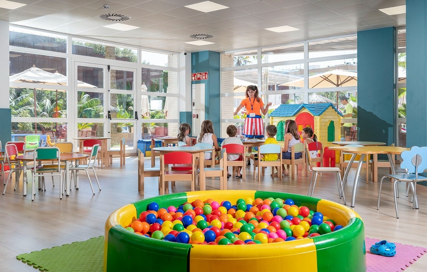 Costa Encantada: Nens i educadora a zona infantil i piscina de boles.