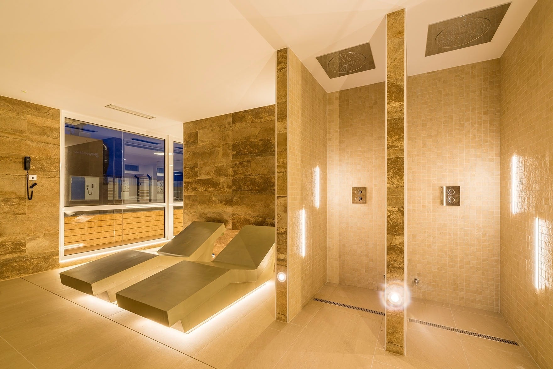 Hotel Marsol: relajantes tumbonas y duchas estilo spa en Lloret de Mar.