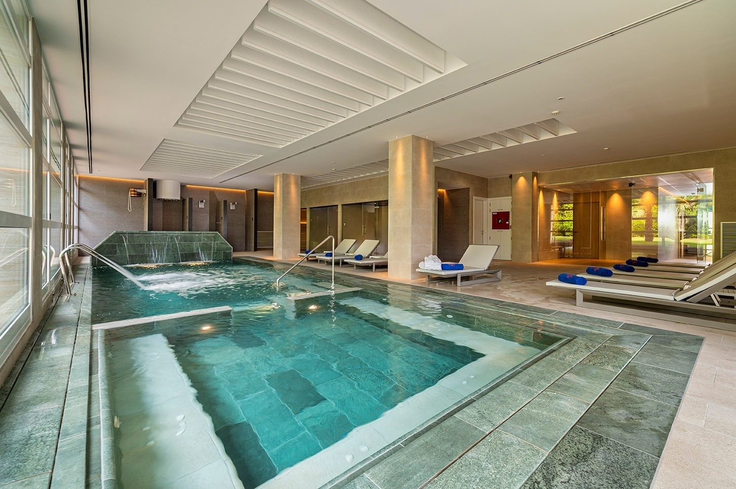 Piscina interior i zona de relax a Costa Encantada Suites & Resort, Lloret de Mar.