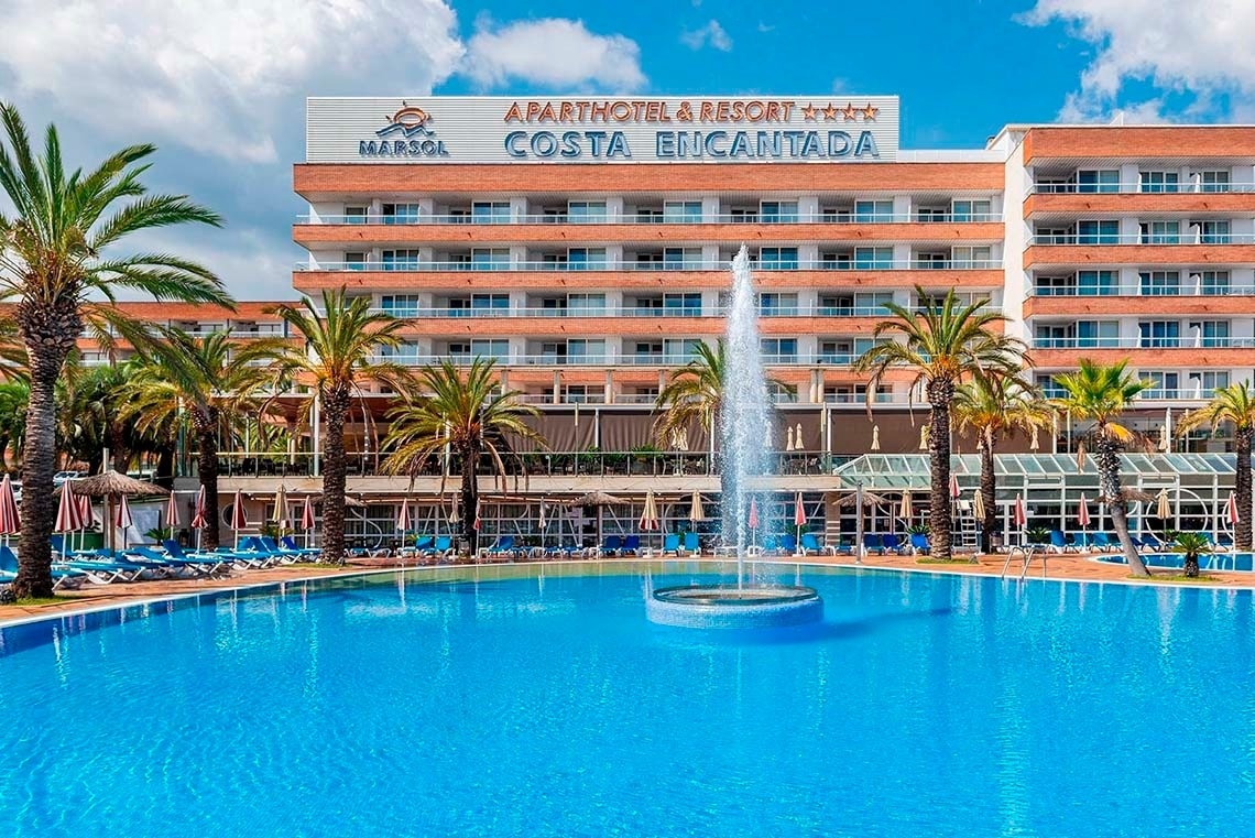 Costa Encantada Suites & Resort: piscina blava brillant, palmeres i font a Lloret de Mar.