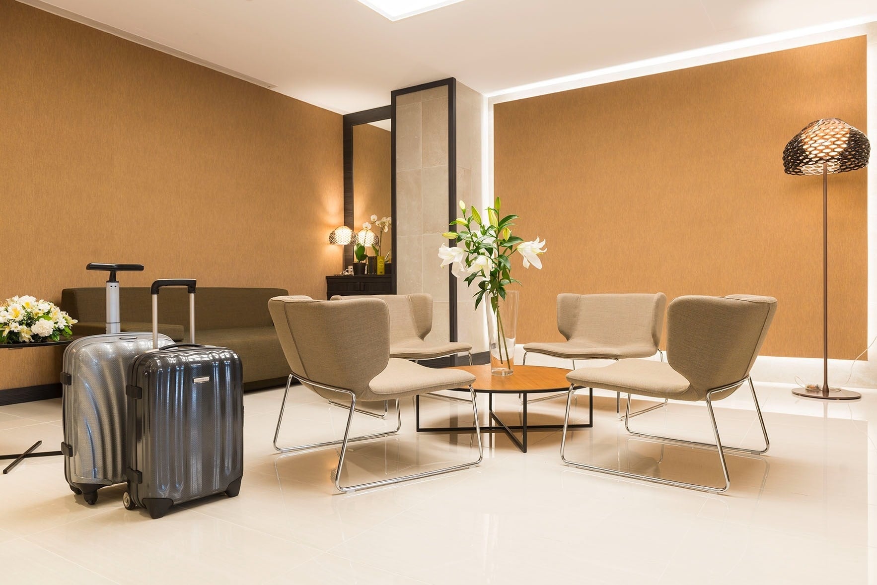 Lobby Hotel Marsol con sillones modernos y maletas listas para el viaje.