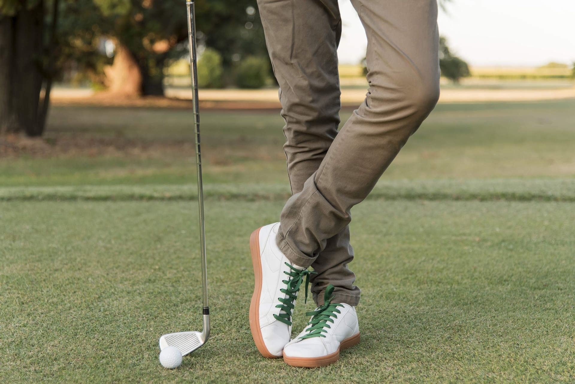 un jugador de golf amb un club i una bola de golf