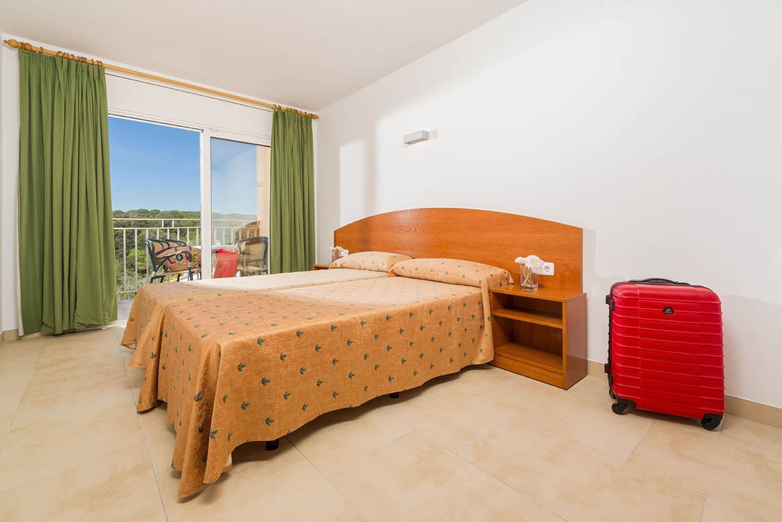 Habitació doble amb balcó i vistes a Apartaments Comtat a Lloret de Mar | Marsol Hotels & Resorts.