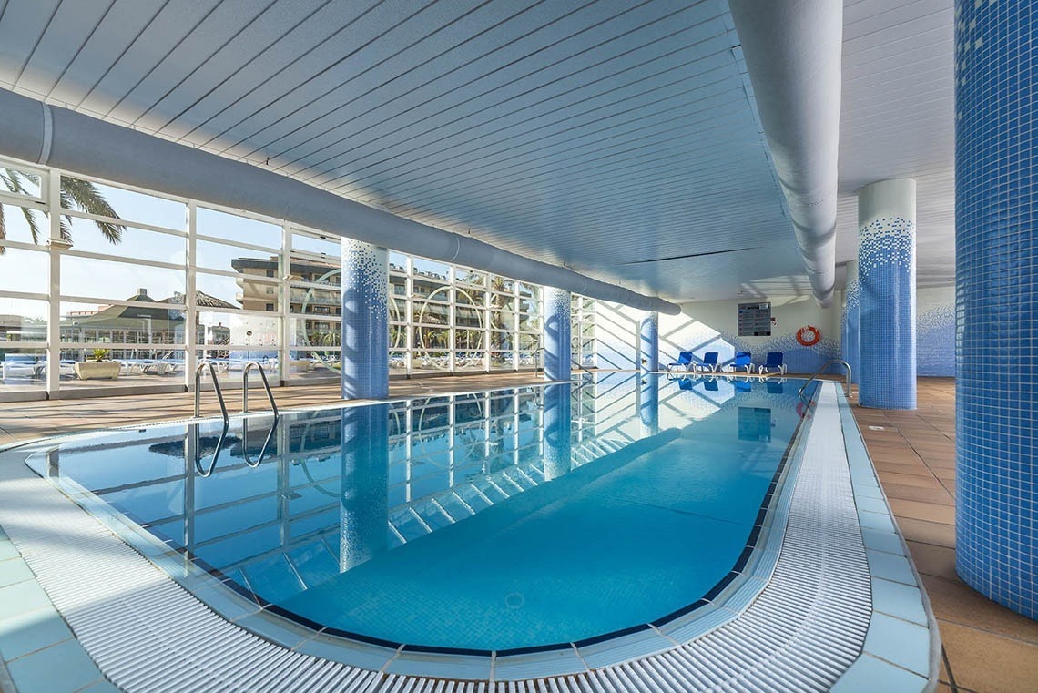 Piscina interior climatitzada a Costa Encantada Suites & Resort, Lloret de Mar.
