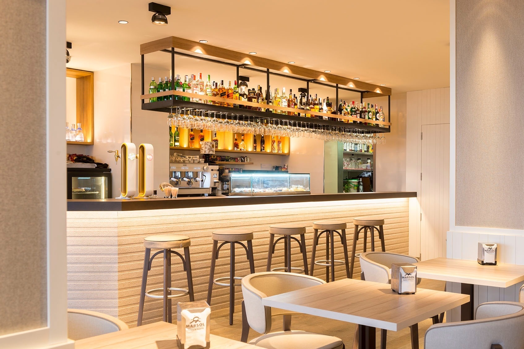 une salle à manger avec des chaises et des tables et un bar