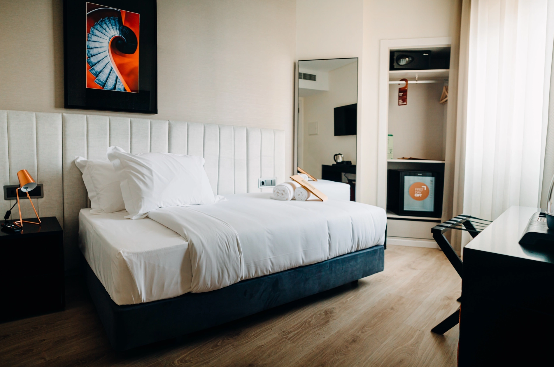 Habitació d'hotel moderna amb llit doble, tauleta de nit, mirall i armari. Marsol Hotels & Resorts en Lloret de Mar, Costa Brava per a estades còmodes.