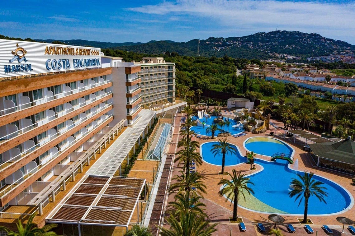 Vistes aèries de Costa Encantada Suites & Resort a Lloret de Mar amb piscines i tobogans.