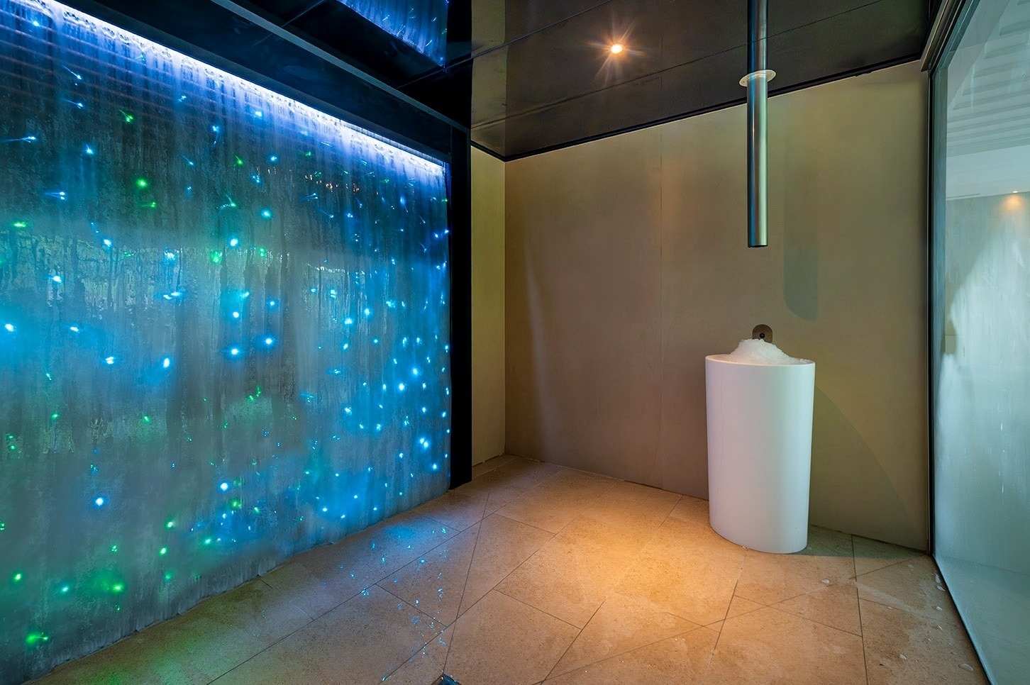 Cascada de llums LED blaves i verdes, spa Costa Encantada Suites & Resort, Lloret de Mar.