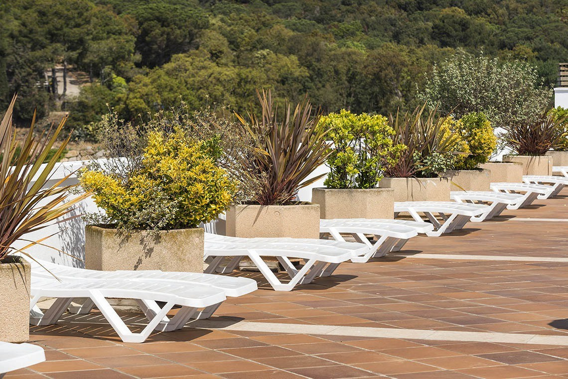 Lleure a la terrassa amb gandules davant dels Apartaments Comtat a Lloret de Mar | Marsol Hotels & Resorts.