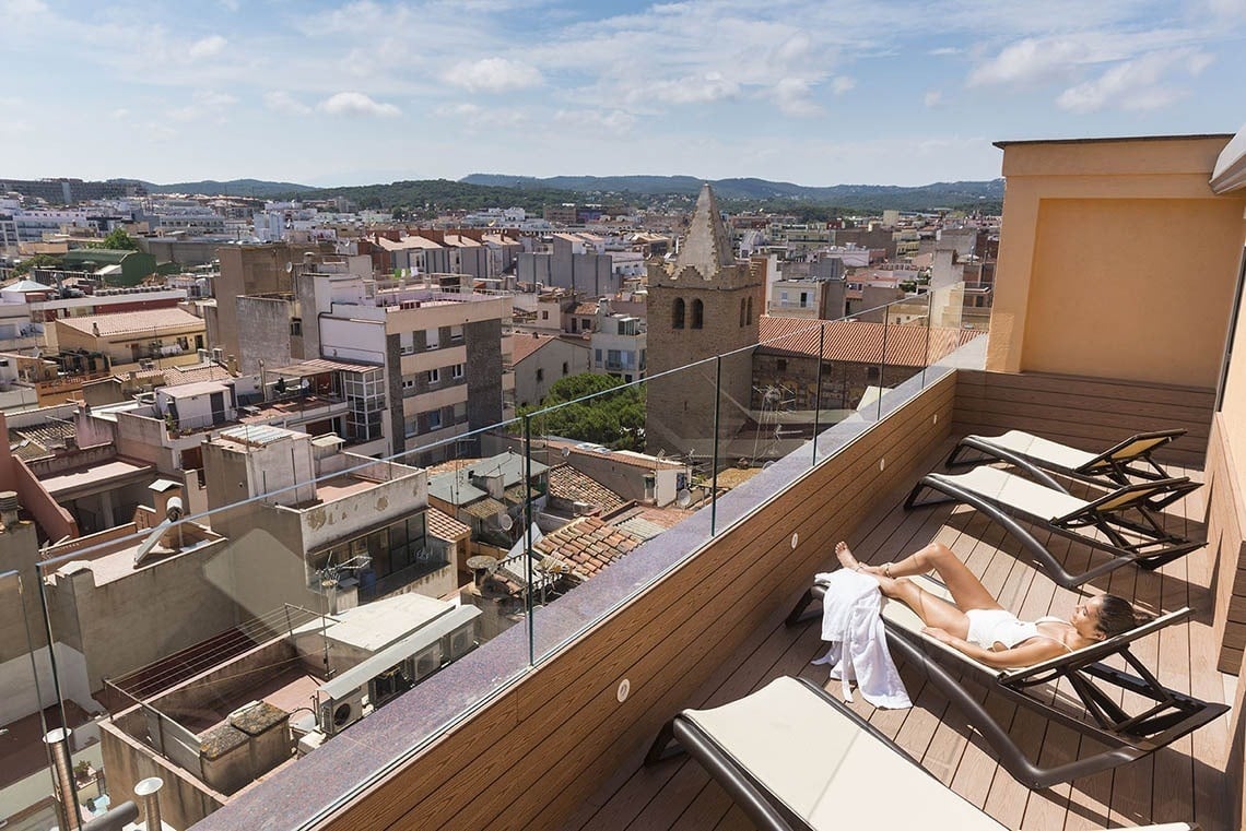 Terraza Hotel Marsol: vistas panorámicas, tumbonas y relax junto al mar. Hotel Marsol | Marsol Hotels & Resorts en Lloret de Mar.