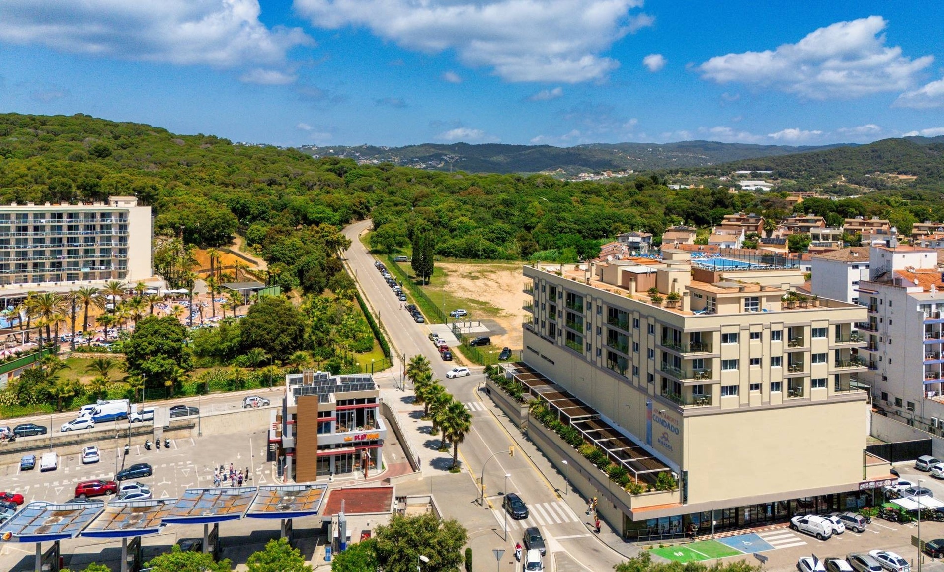Apartaments Comtat Lloret de Mar: hotel amb piscina i vistes a la muntanya, part de Marsol Hotels & Resorts.