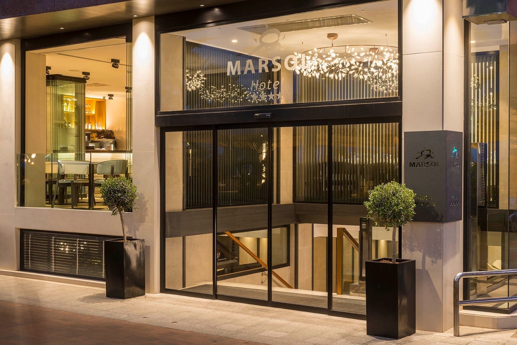 Hotel Marsol, hotel de lujo en Lloret de Mar. Fachada moderna con entrada principal.