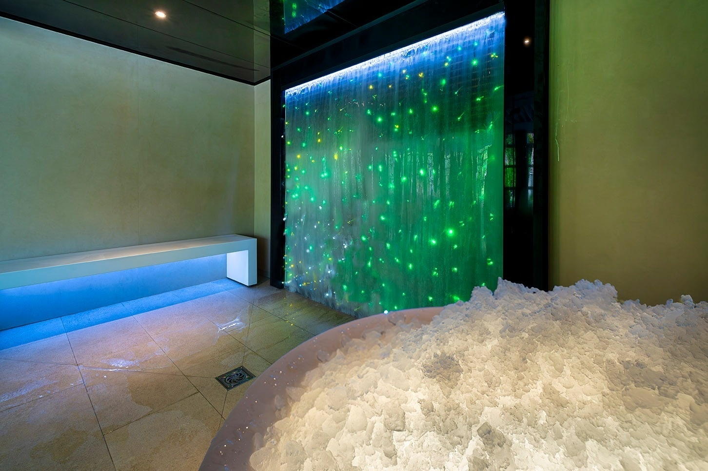 Cascada il·luminada i bassa de gel a Costa Encantada Suites & Resort, Lloret de Mar.
